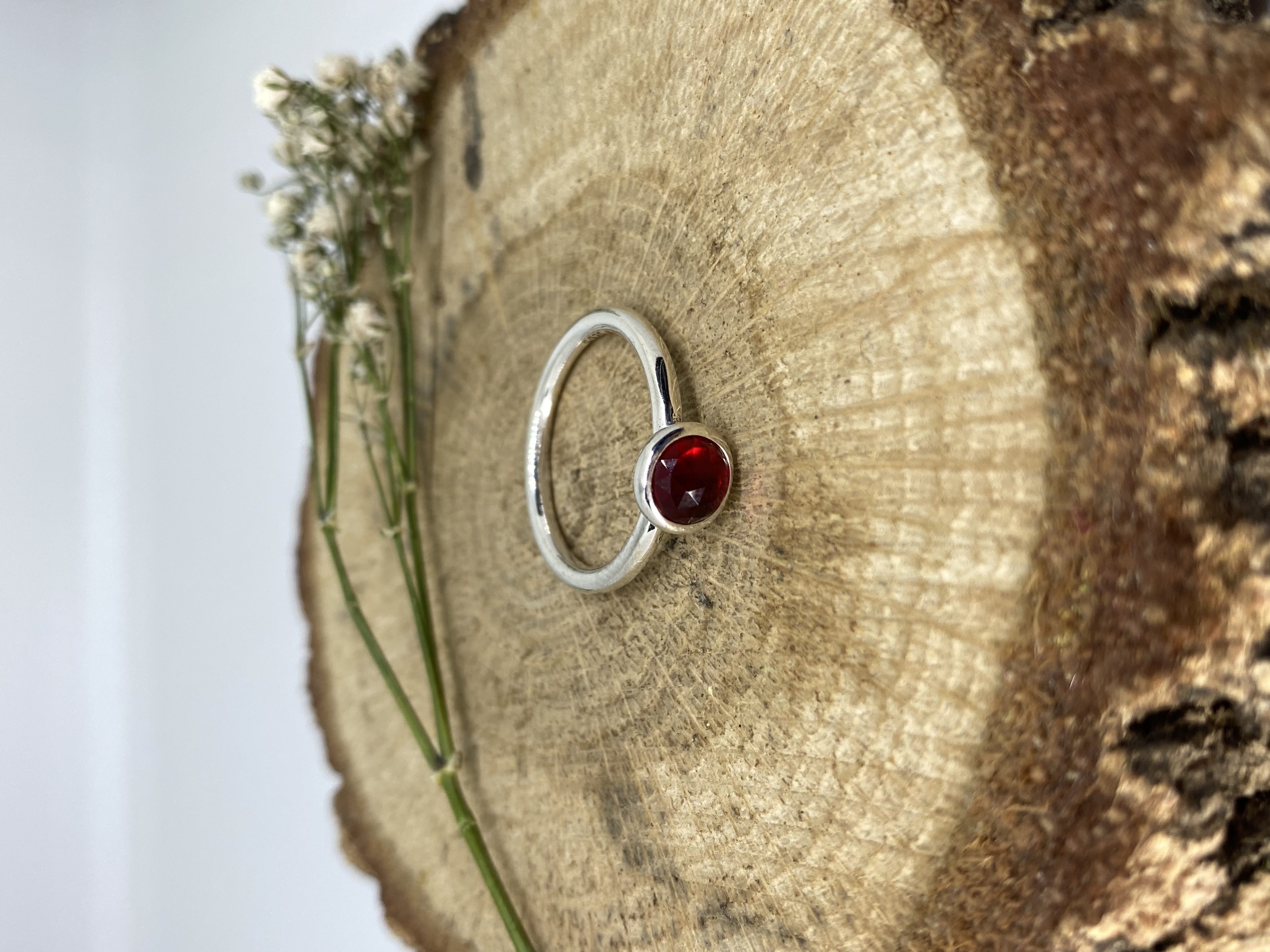 Anillo Minimalista Zirconia Roja